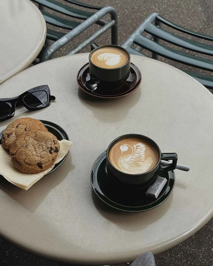 Tische, Café Zürich